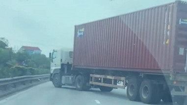 [Video] Lái xe container lạng lách đánh võng để chạy cảnh sát giao thông